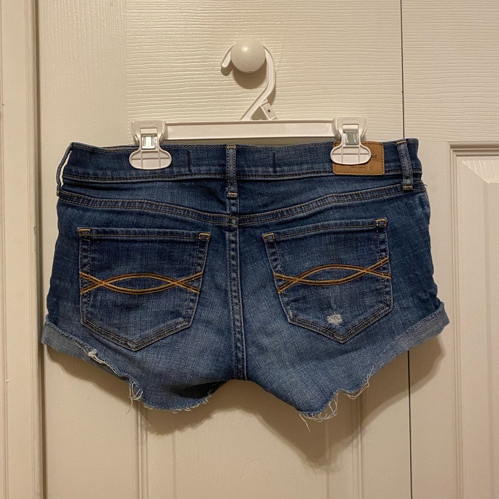 Abercombie & Fitch low rise jean shorts - Picture 3 of 5